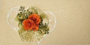 Сватбен плик за пари с цвят горчица и оранжева декорация.