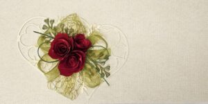 Сватбен плик за пари в екрю и червена декорация.