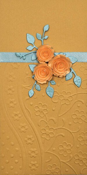 Сватбен плик за пари в цвят горчица и оражева декорация.