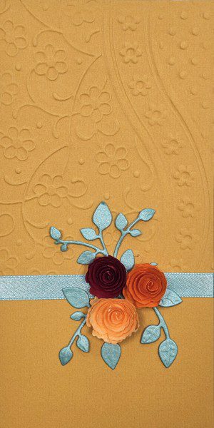 Сватбен плик за пари в цвят горчица и цветна декорация.