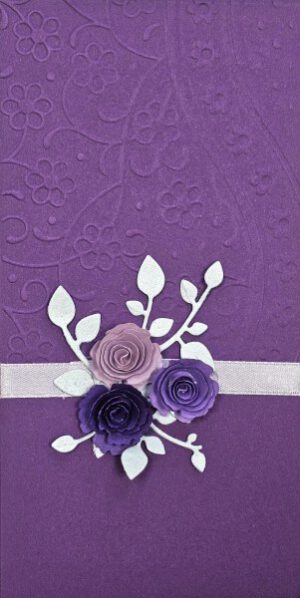 Сватбен плик за пари в лилаво и лилава декорация.