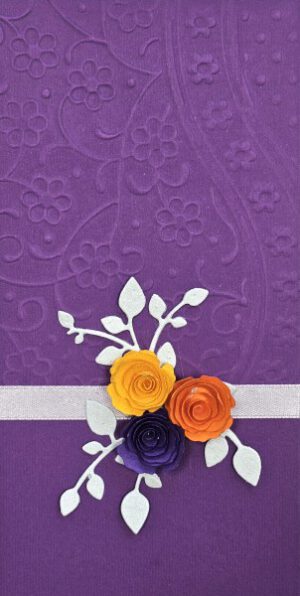 Сватбен плик за пари в лилаво и цветна декорация.