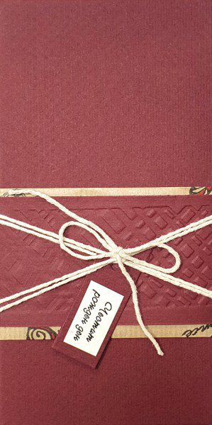 Плик за пари в цвят бордо с надпис "Честит рожден ден".