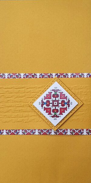 Сватбен плик за пари в цвят горчица и шевица за декорация.